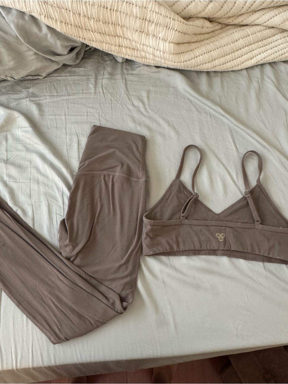 Aritzia butter golden bra and legging set sz S / 4